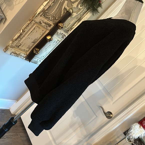 Black Fuzzy Sweatshirt - Size Large
Heavy duty Lining - Excellent condition - Picture 6 of 8